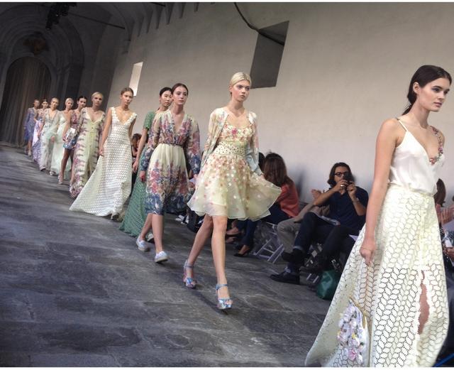 ミラノ、パリコレサロンで働こう！